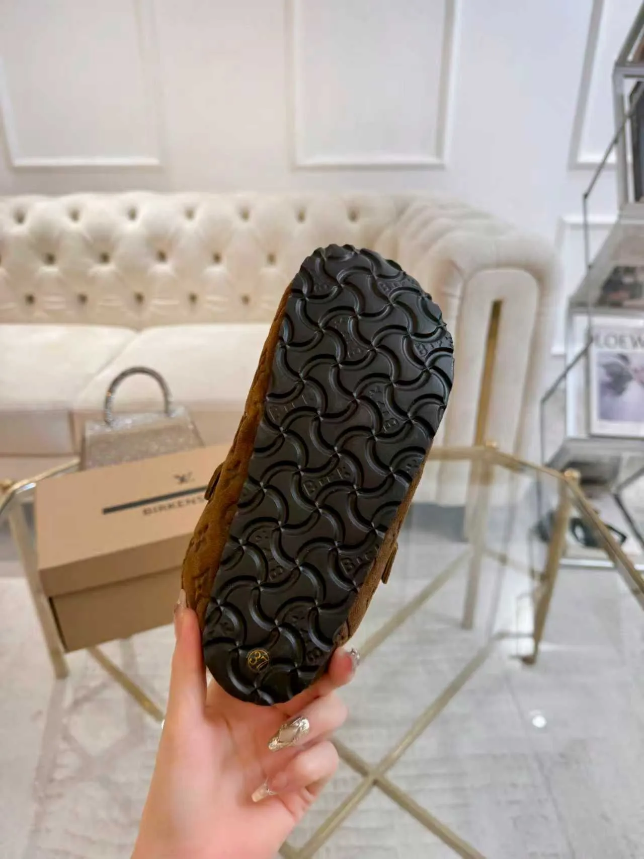 p600 ✨ LV wool slippers for couples｜Even the toes exude a sense of luxury ✨ We have achieved the ultimate restoration of the "high version" of this pair of LV classic Birkenstock slippers, with the mark of luxury in every detail. 👫 ▫️ Original jacquard with delicate cowhide leather, retro texture is at your fingertips; ▫️ 100% pure wool lining, wearing barefoot is like stepping on clouds, skin-friendly, breathable and not sweaty; ▫️ Three-dimensional toe cap + non-slip rubber sole, safe and secure when walking in the wind.  The belt buckle and presbyopia elements are embellished, revealing the aura of a big-name brand in a low-key manner. Whether it is on a date or out on the street, every step is like walking in the middle of a show.  Pair it with jeans for a lazy and casual look; with a coat and skirt, it will look elegant. With one pair of shoes, you can easily switch between multiple styles, and you never have to be deliberate about the sense of luxury.  #LVcouples #high-endwear #lightluxurylife #quality recommendation Fabric: classic presbyopia/imported sheepskin/classic jacquard fabric Lining: imported wool lining Sole: original rubber sole Size: Female 35-41 Male 38-46